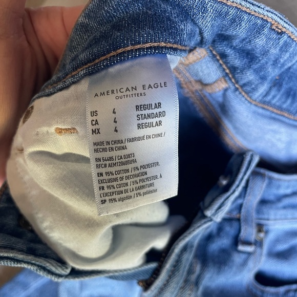 AE Comfort Stretch Waist Mom Jeans Size 4 - Picture 4 of 6